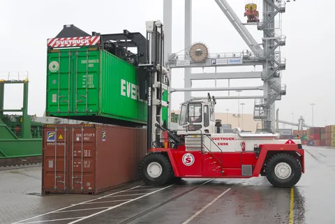 SVETRUCK Containerstapler am Terminal