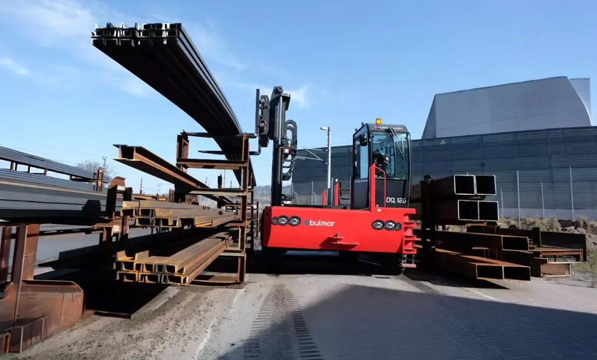 Bulmor-Seitenstapler transportiert lange Stahlprofile