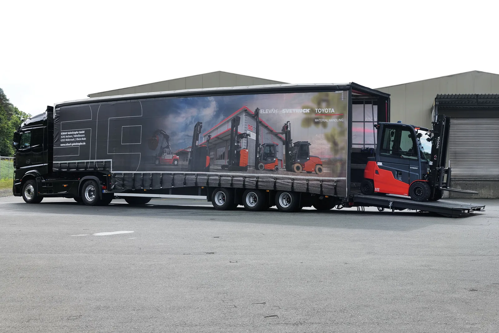Schaaf-Lkw liefert einen Toyota Traigo Mietstapler über die Laderampe an